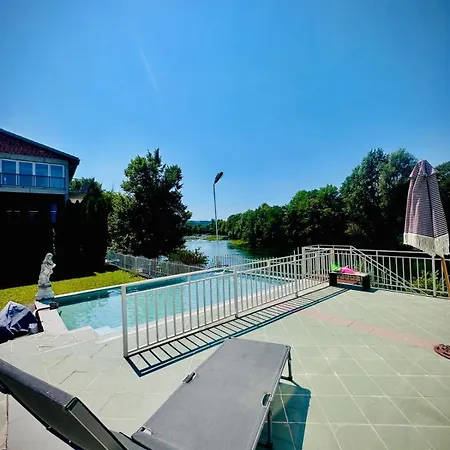 For Family With Pool & Private On Riverside Nationalpark 